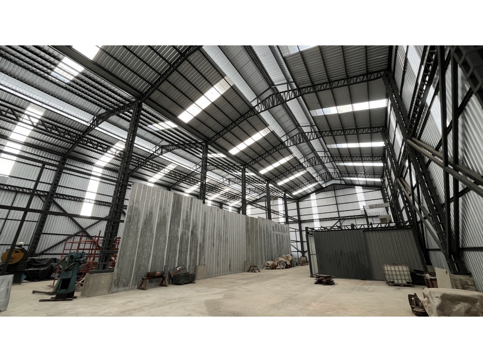 EN ALQUILER GALPÓN/BODEGA INDEPENDIENTE 1.260m2 (Jkcal) - 2