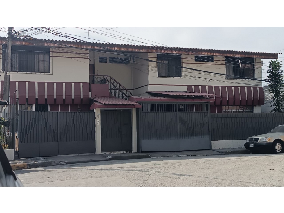 EN VENTA CASA RENTERA CON PISCINA -CDLA ALBATROS-KENNEDY (ALEXCA)