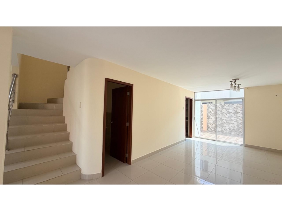 ALQUILO CASA EN URB. CASTILLA (LILILO) - 3