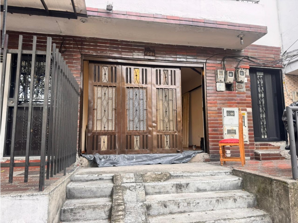 Vendo Casa con posibilidad de local - Barrio Alfonso López Medellin