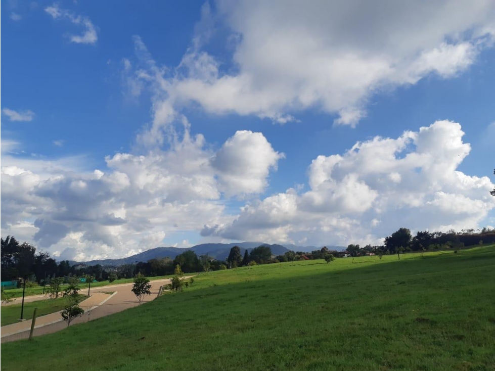 Hermoso lote en la acuarela, alto de las palmas