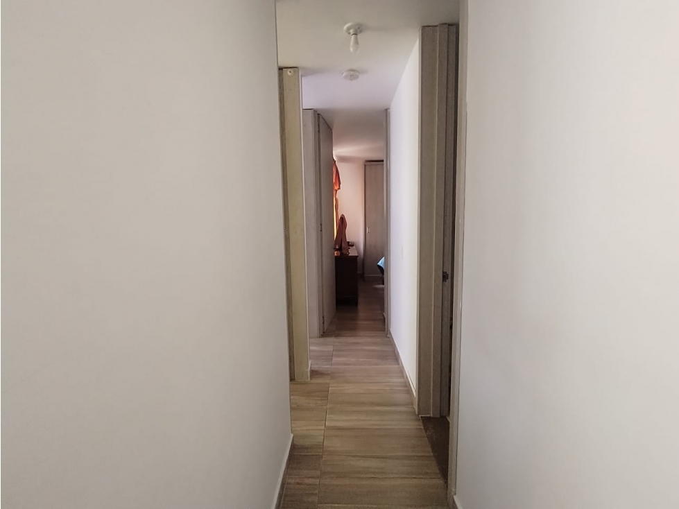 Primer piso iluminado, más un parqueadero techado. - 3