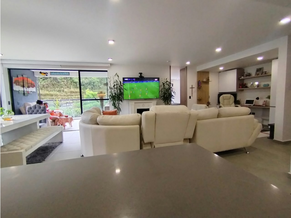 Oportunidad, Amplio apartamento más dos parqueaderos, Cerritos. - 3
