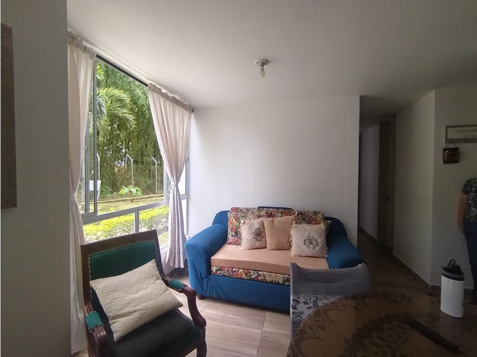 Primer piso iluminado, más un parqueadero techado. - 2