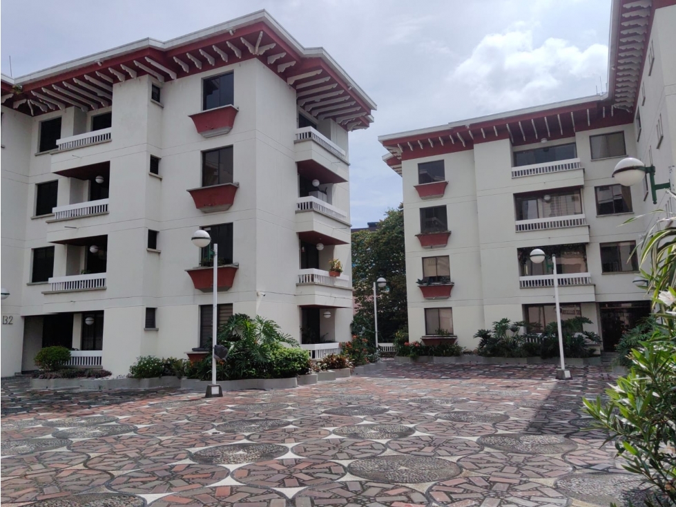 Amplio apartamento, frente a Megacentro, Pinares.