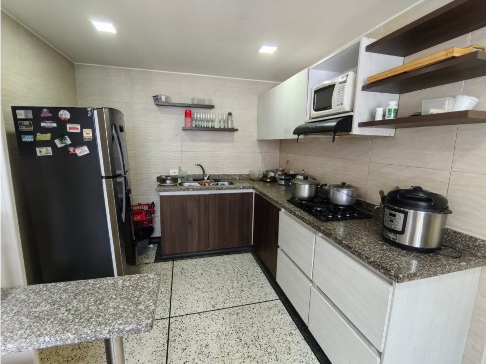 Amplio apartamento, frente a Megacentro, Pinares. — foto 6