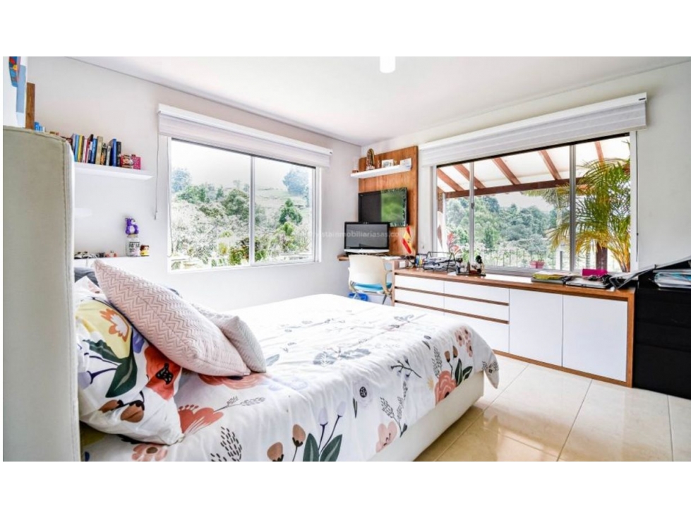 SE VENDE HERMOSA CASA EN LA ALHAMBRA