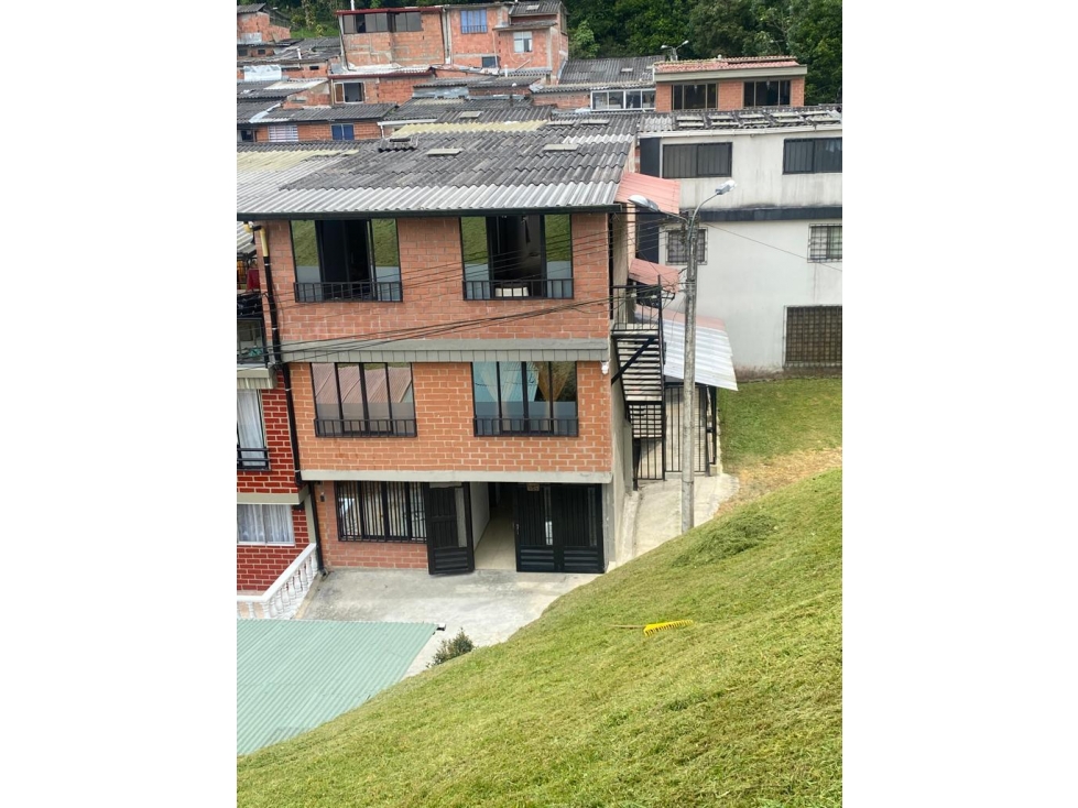 SE VENDE CASA CON VARIAS RENTAS