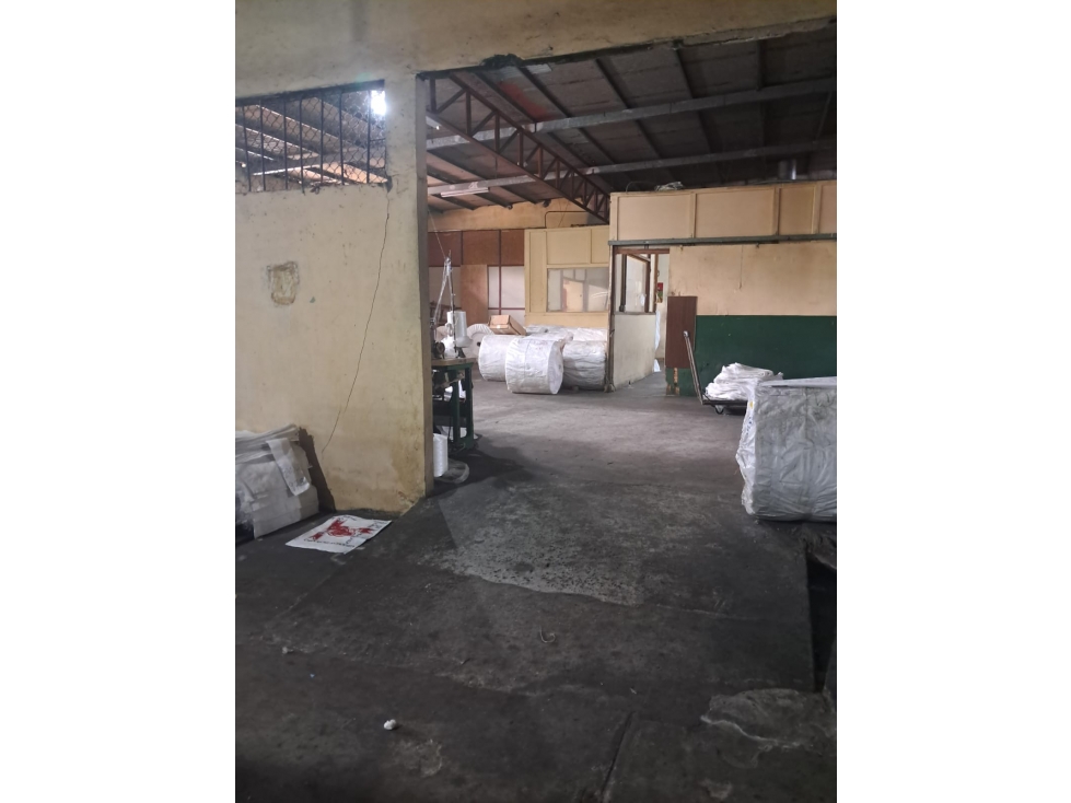Bodega Comercial sobre la Vía Interamericana - 6
