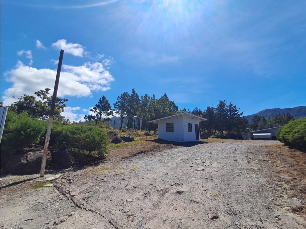 Galera Comercial en Paso Ancho Volcán Sobre la Vía Cerro Punta - 1