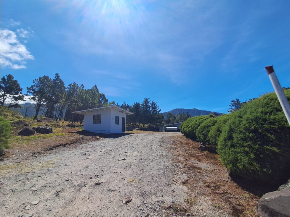 Galera Comercial en Paso Ancho Volcán Sobre la Vía Cerro Punta - 2