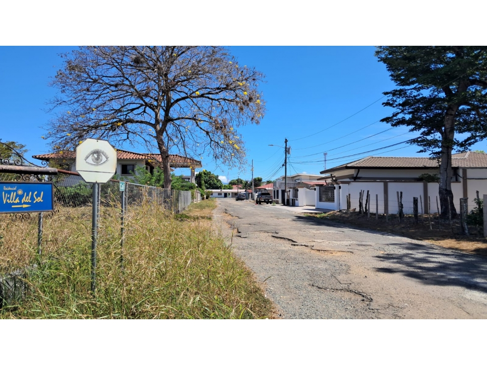 Gran Propiedad Comercial en Esquina con 4 Apartamentos y Depósito - 2