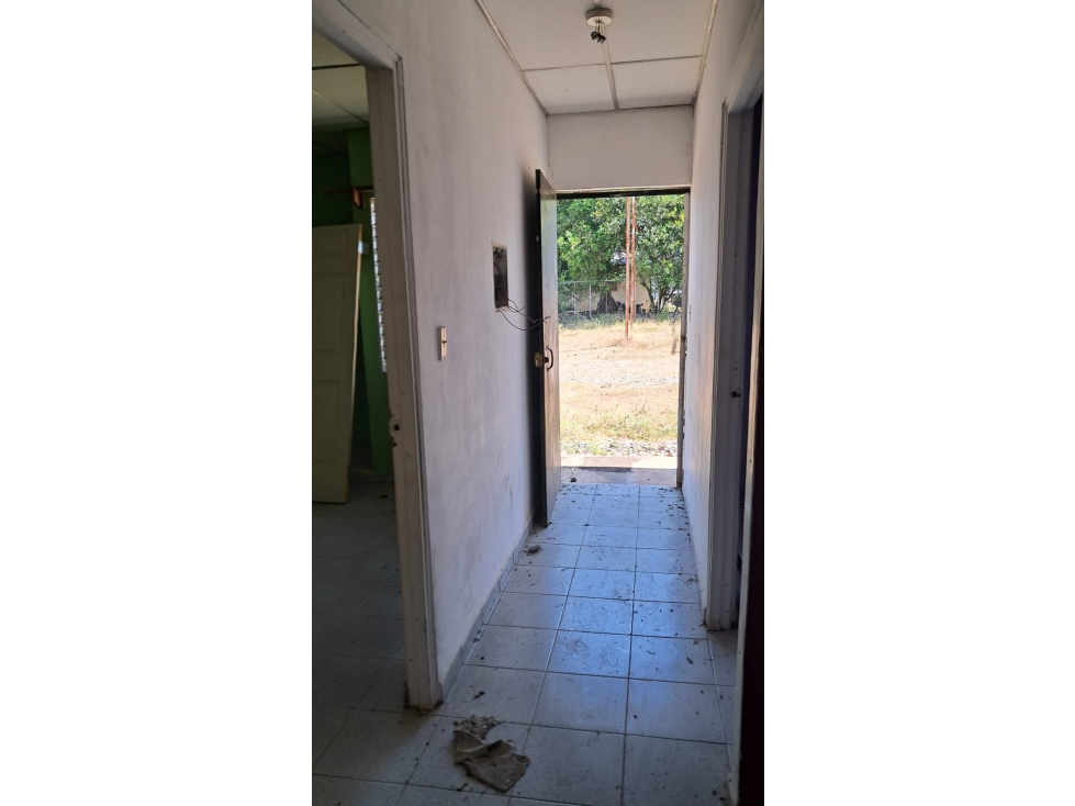 Gran Propiedad Comercial en Esquina con 4 Apartamentos y Depósito - 3