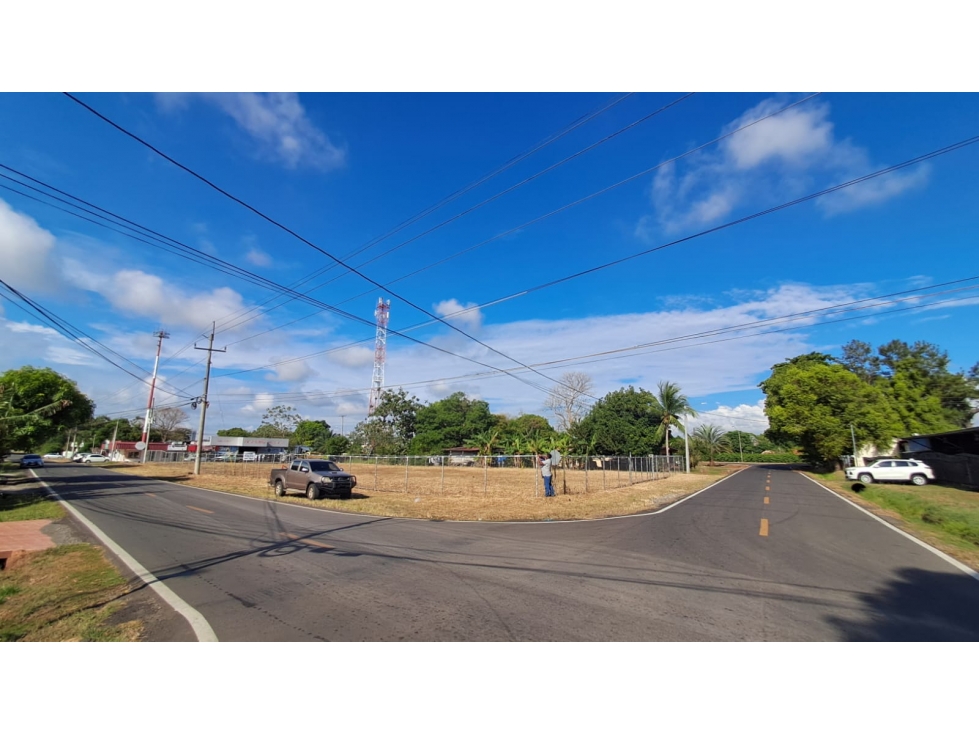 Lote Comercial en Esquina a 30 metros de la Vía Interamericana - 2