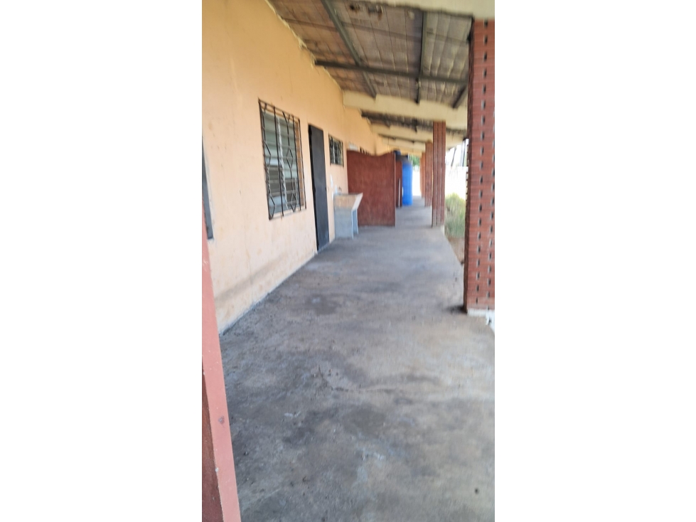 Gran Propiedad Comercial en Esquina con 4 Apartamentos y Depósito - 4