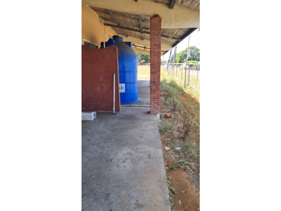 Gran Propiedad Comercial en Esquina con 4 Apartamentos y Depósito - 5