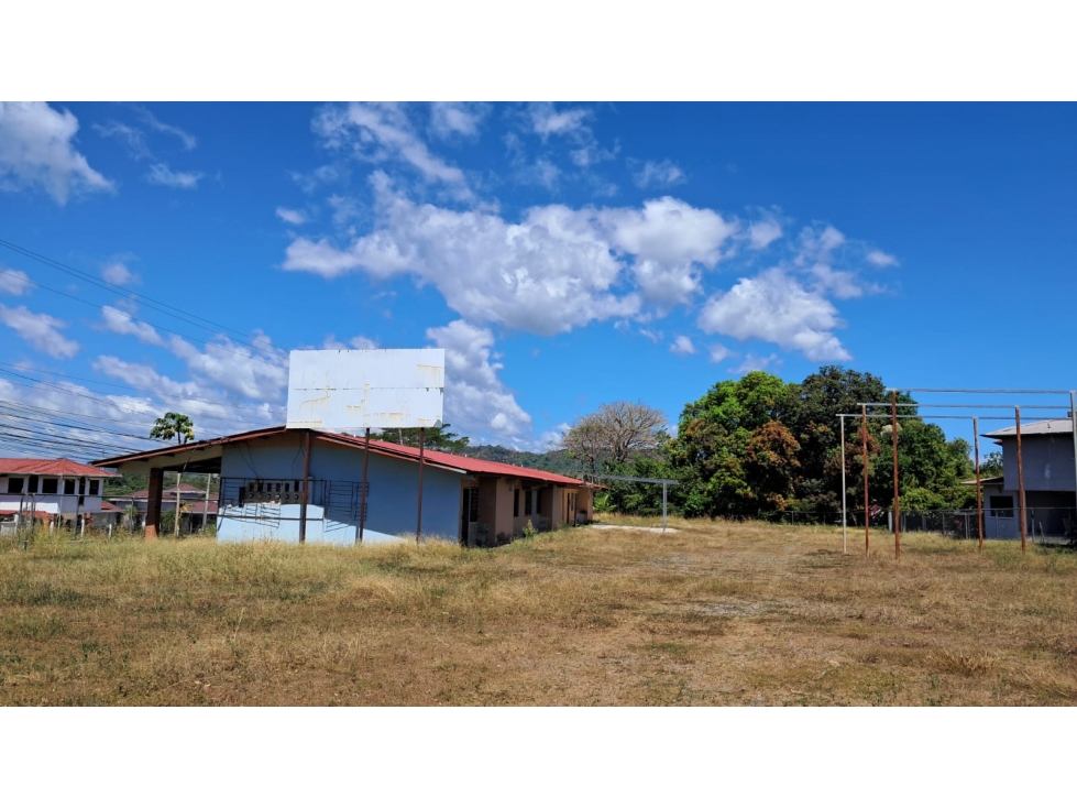 Gran Propiedad Comercial en Esquina con 4 Apartamentos y Depósito - 6