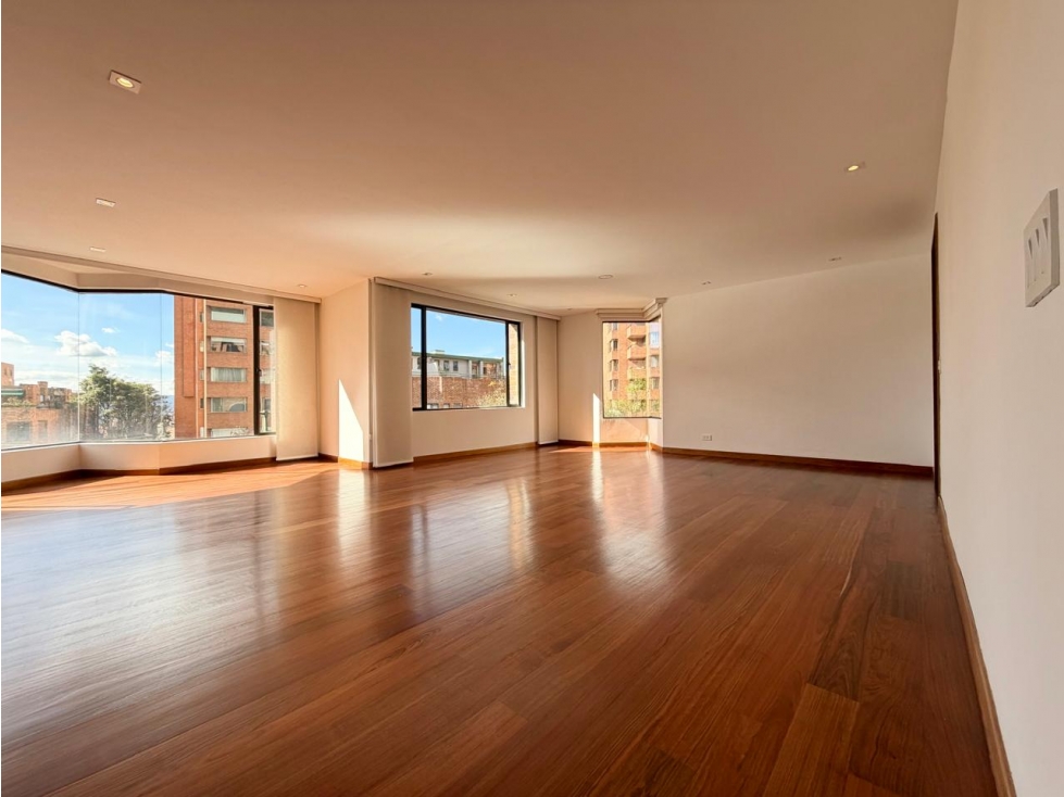 Precioso Apartamento Remodelado muy iluminado en Rosales Bajo — foto 2