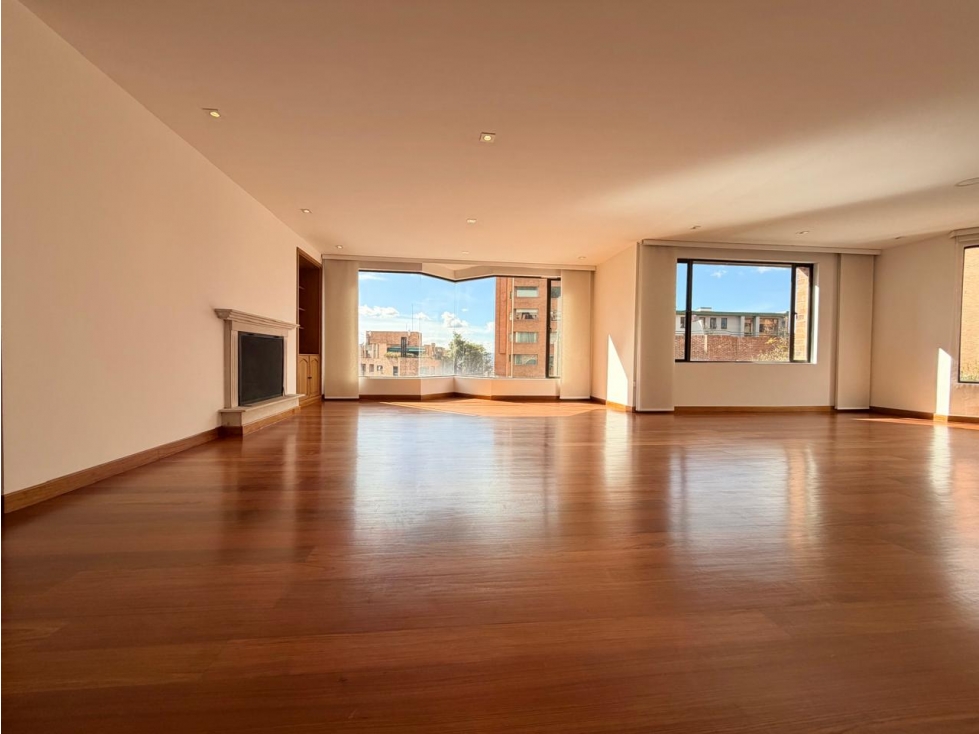 Precioso Apartamento Remodelado muy iluminado en Rosales Bajo