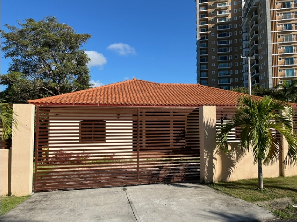 Se Alquila hermosa residencia dentro del Club de Golf de Coronado - 1