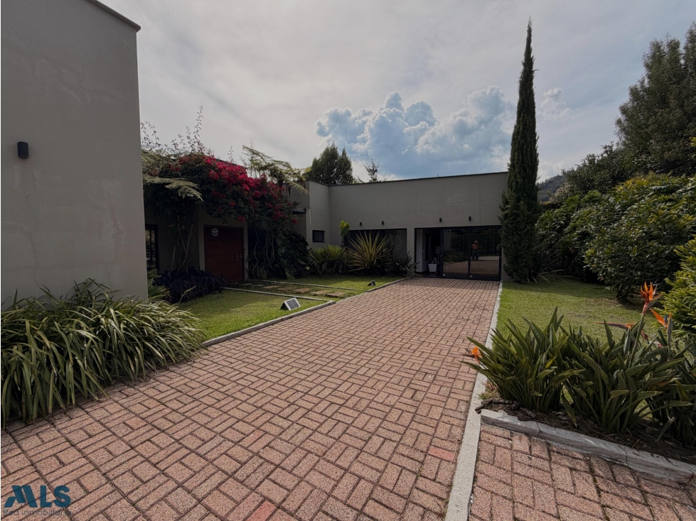 CASA EN VENTA EN LA CEJA