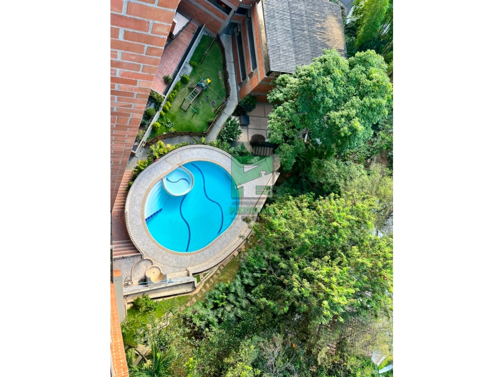 APARTAMENTO EN ARRIENDO CASTROPOL EN MEDELLIN — foto 2