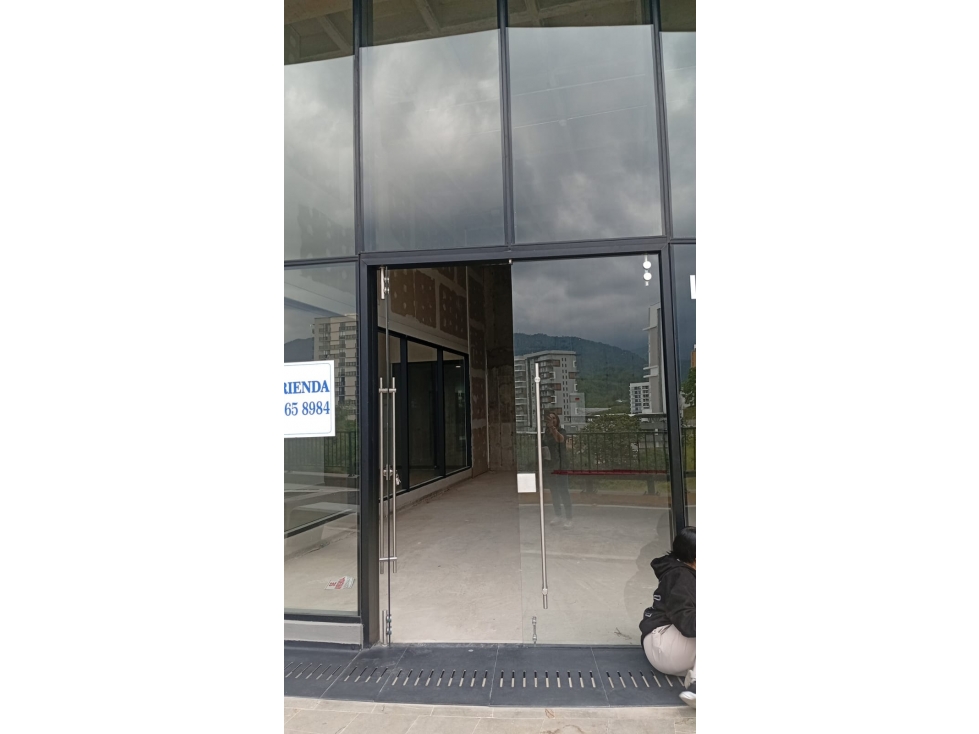 SE ARRIENDA LOCAL EN ZONATA CENTRO MEDICO
