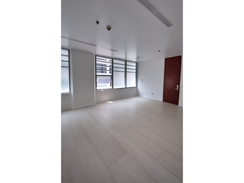 SE ARRIENDA CONSULTORIO DE 27M2 EN EL COUNTRY MEDICAL CENTER, BOGOTÁ