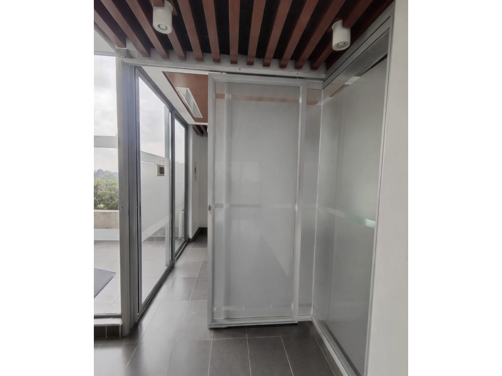 SE ARRIENDA CONSULTORIO DE 45M2 EN EL COUNTRY MEDICAL CENTER, BOGOTÁ — foto 2