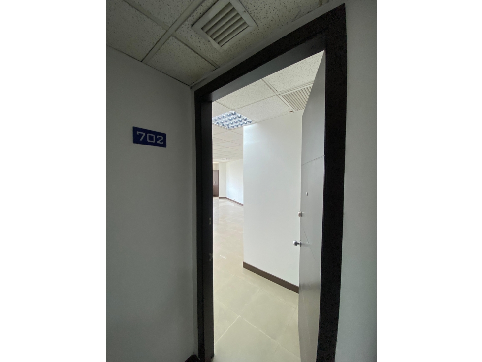 OFICINA COMERCIAL EN ARRIENDO CENTRO EMPRESARIAL CHIPICHAPE — foto 2