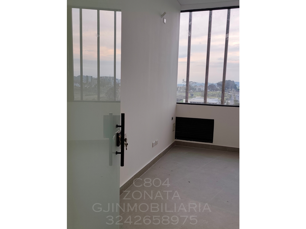 SE ARRIENDA CONSULTORIO 804 EN ZONATA CENTRO MÉDICO - 4