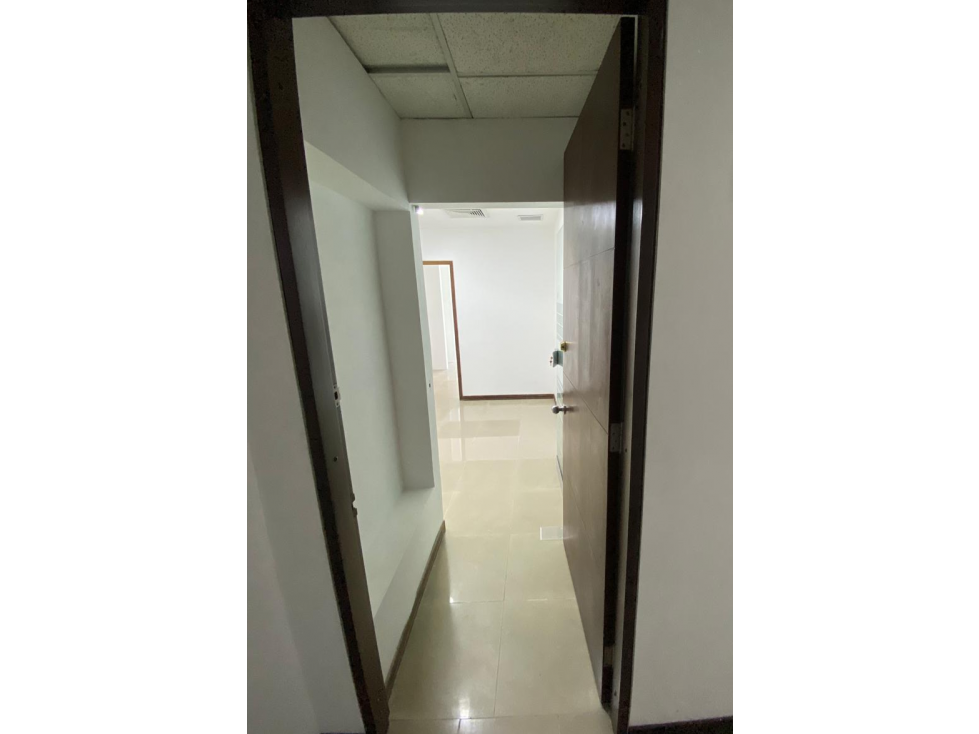 SE ARRIENDA OFICINA EN CENTRO EMPRESARIAL CHIPICHAPE