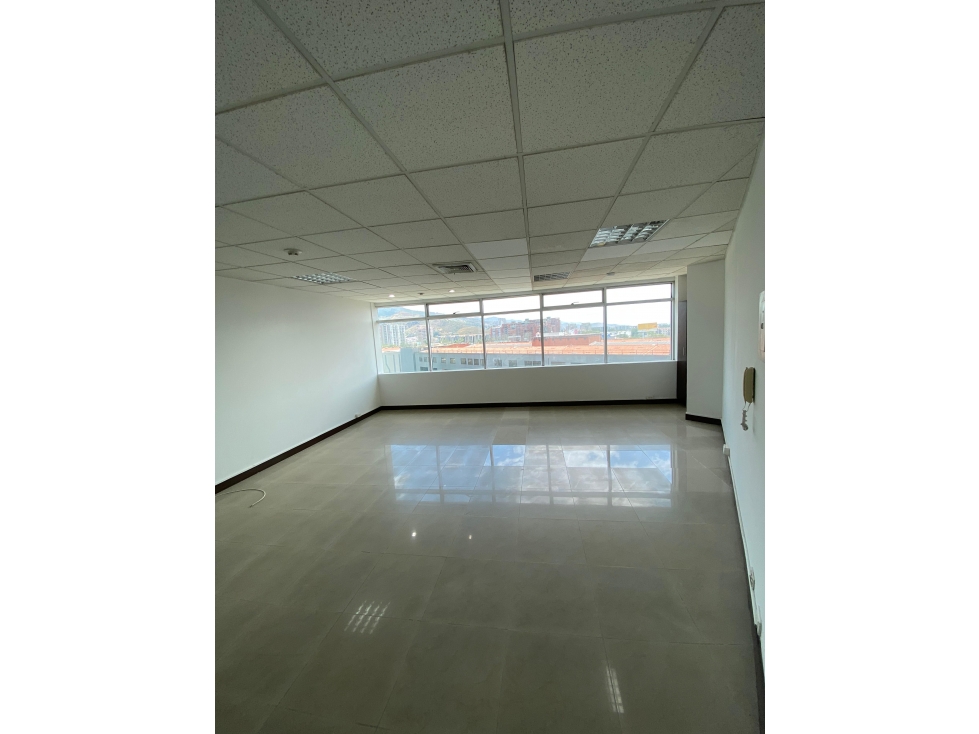 OFICINA COMERCIAL EN ARRIENDO CENTRO EMPRESARIAL CHIPICHAPE — foto 3