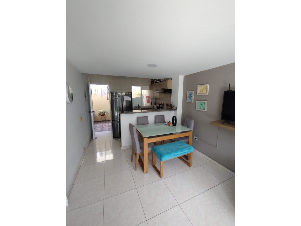 Casa en conjunto de dos niveles en excelente estado — foto 3