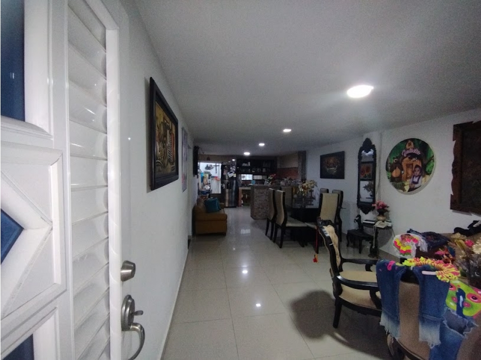 EXCELENTE CASA EN EL BARRIO LUCERO