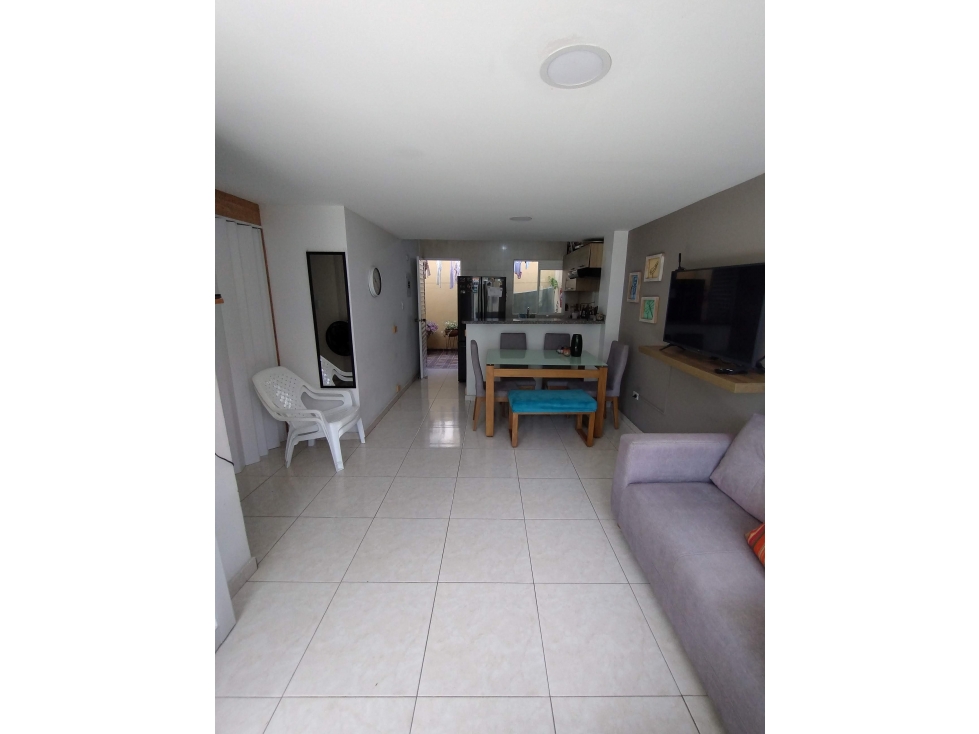 Casa en conjunto de dos niveles en excelente estado — foto 2
