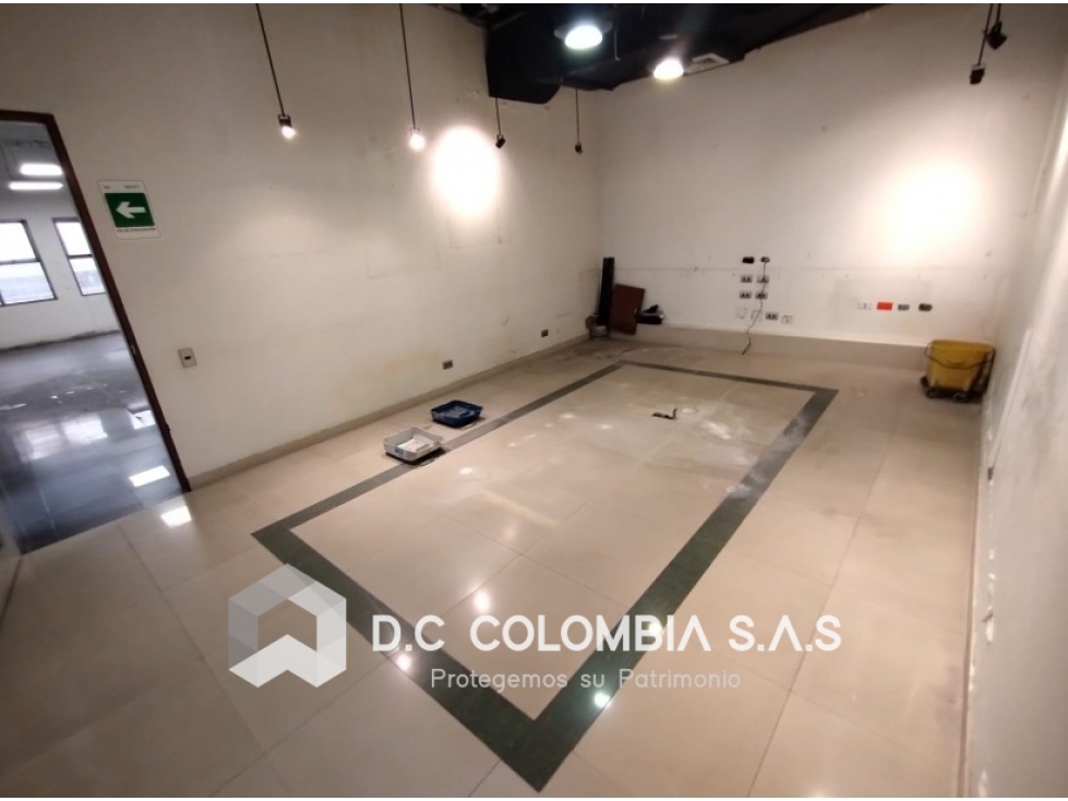 OFICINA EN VENTA EN EL CENTRO COMERCIAL HACIENDA SANTA BARBARA — foto 2