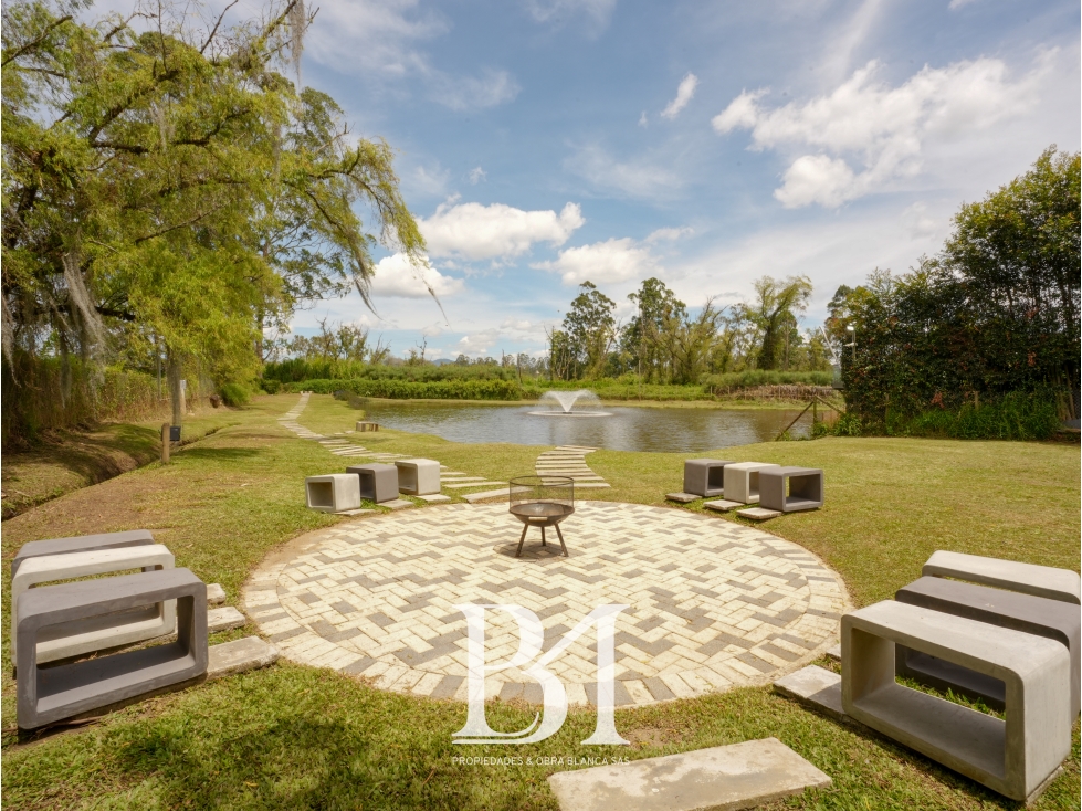 CASA CAMPESTRE CON LAGO EN LLANOGRANDE