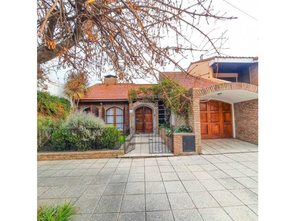 HERMOSO CHALET EN BARRIO RESIDENCIAL