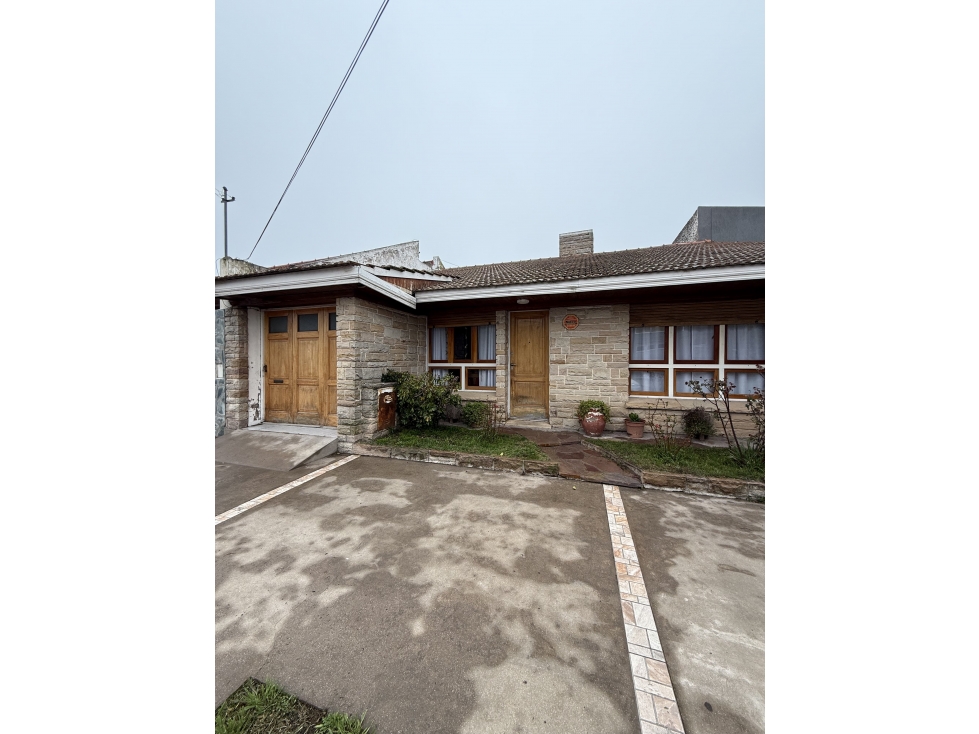 LINDA CASA EN LAS HERAS AL 400
