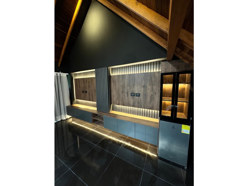 VENTA DE CASA DE 3 PISOS TOTALMENTE REMODELADA