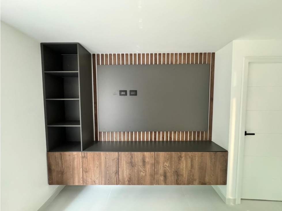 VENTA DE CASA DE 3 PISOS TOTALMENTE REMODELADA — foto 3
