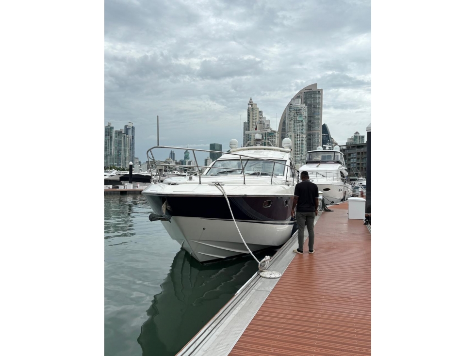 YATE CON MUELLE EN OCEAN REEF