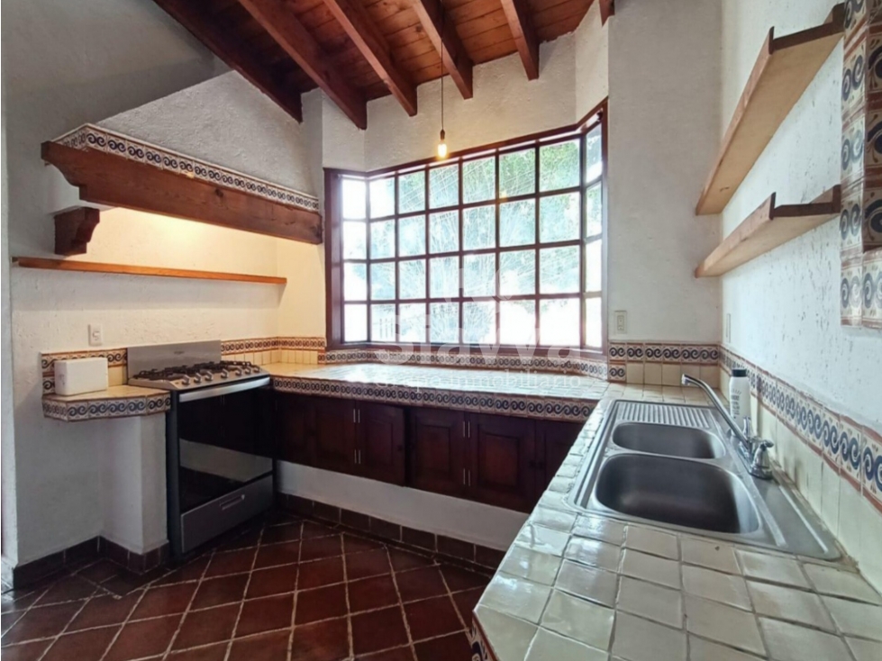 CASA EN VENTA CERCANA AL MALECON DE VALLE DE BRAVO — foto 2