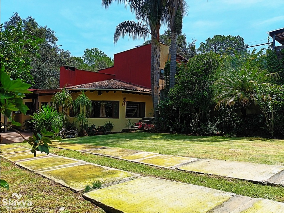 CASA EN RENTA EN CIRCUITO AVANDARO CON JARDÍN