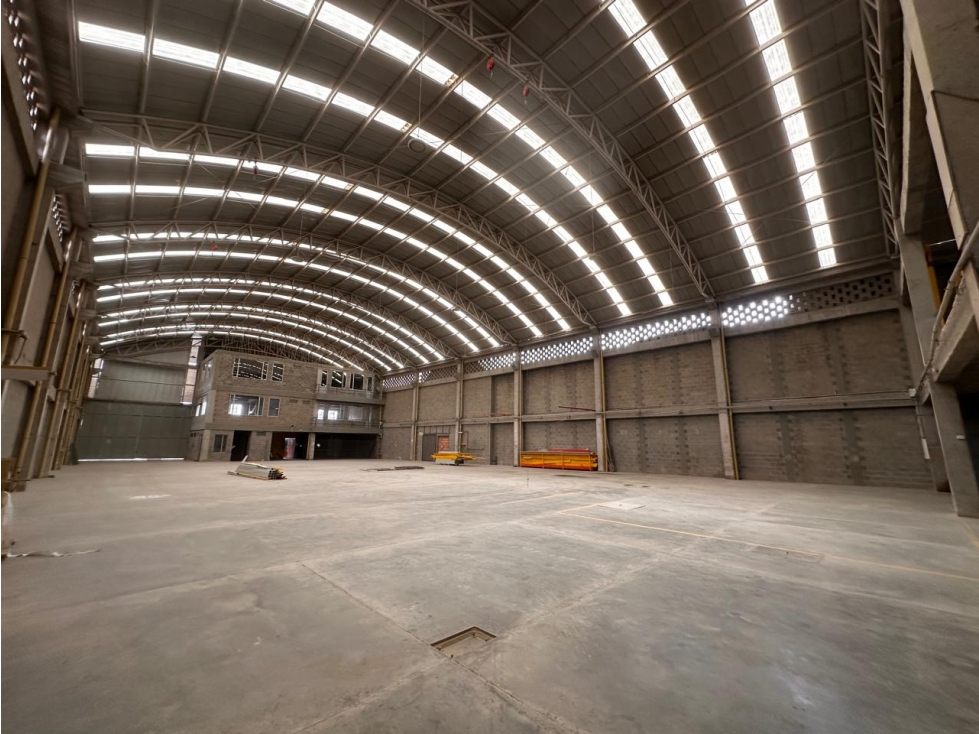 ARRIENDO BODEGA EL TINTAL 1.600 M2 150 KVA