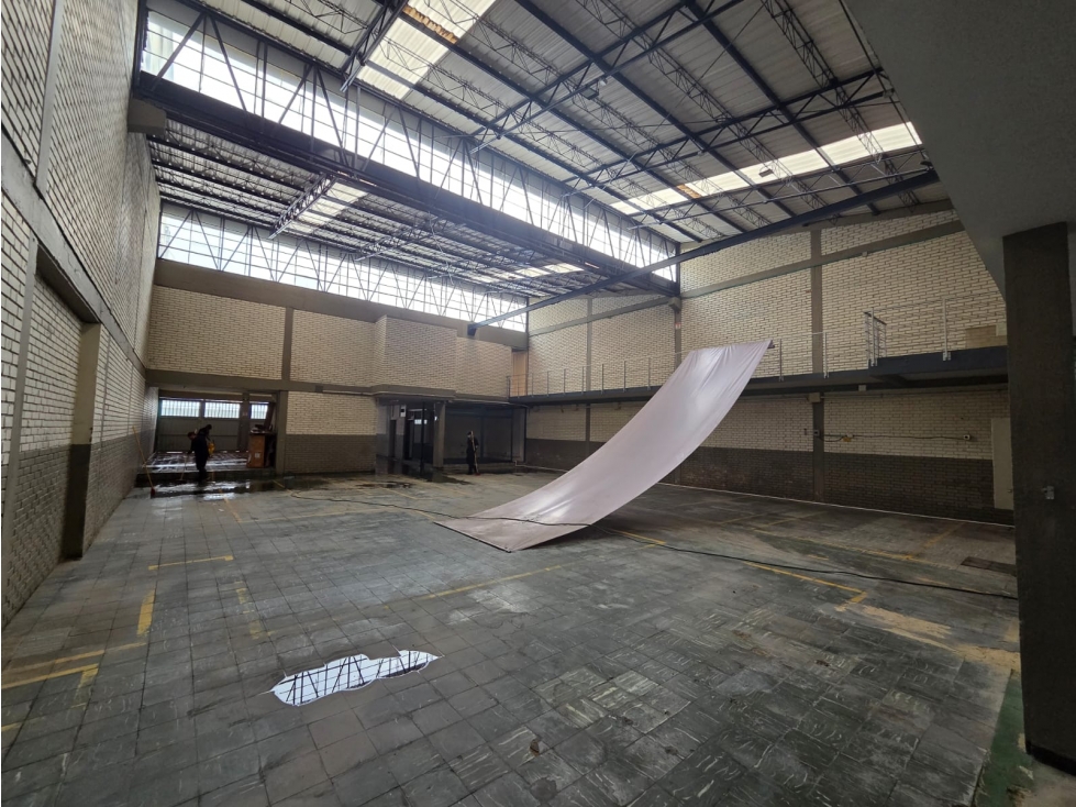 ARRIENDO BODEGA PUENTE ARANDA 1.500 M2 - 4