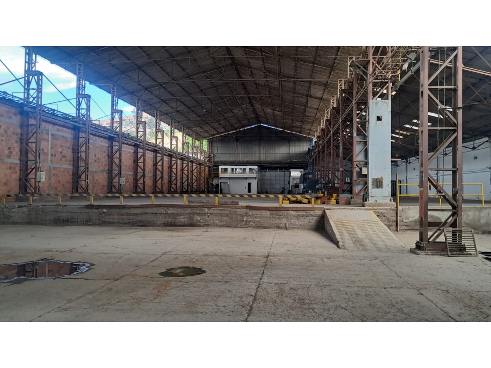VENTA Y/O ARRIENDO BODEGAS CAZUCA 7.481 M2 9 KVA - 2