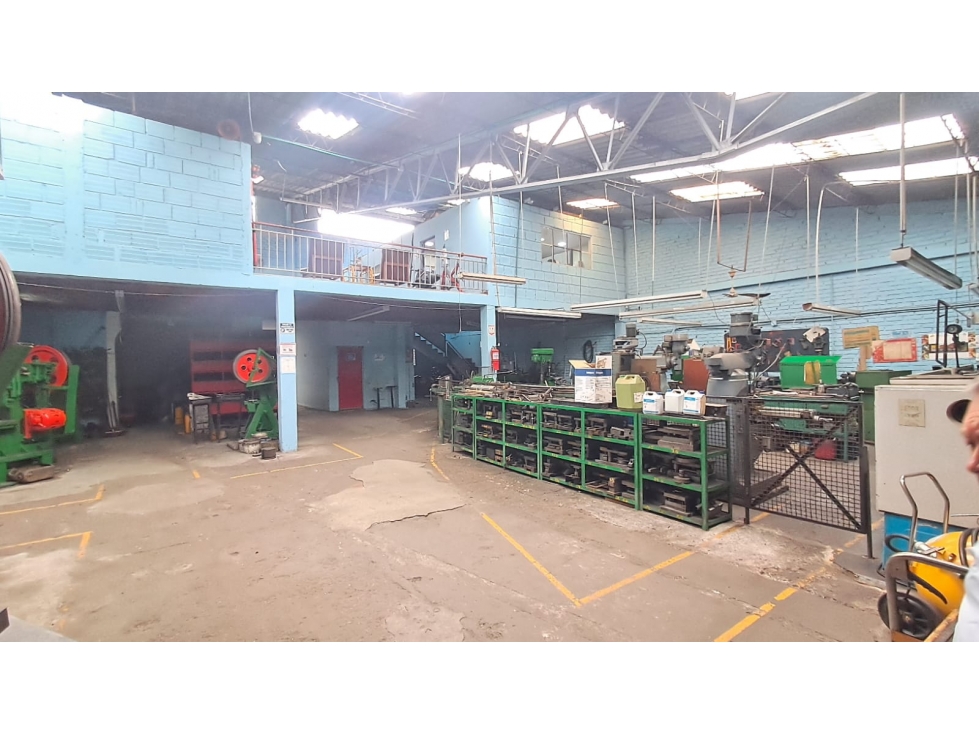 VENTA Y/O ARRIENDO BODEGA SANTANDER 1.758 M2 107 KVA