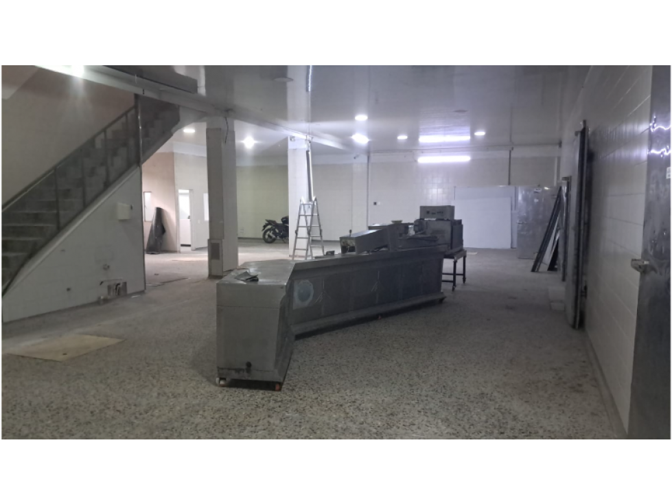 ARRIENDO BODEGA ENGATIVA 900 M2 35 KVA